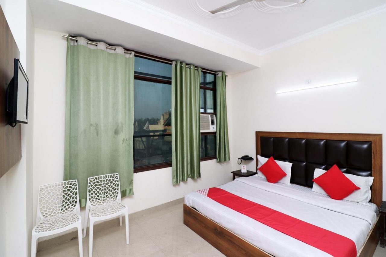 Oyo 24958 Hotel Dayal Belanganj Exterior foto